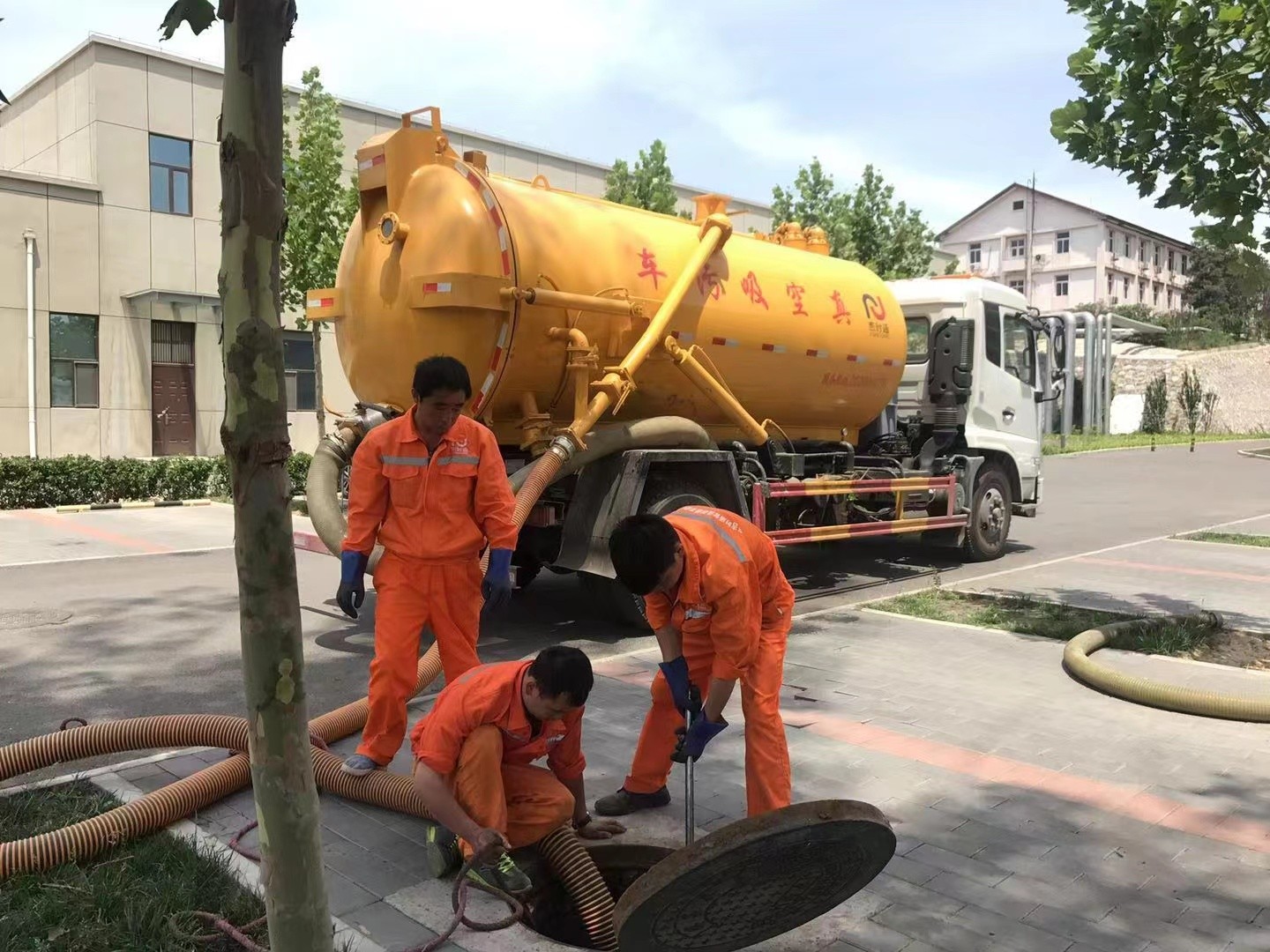 回民管道疏通车停在窨井附近