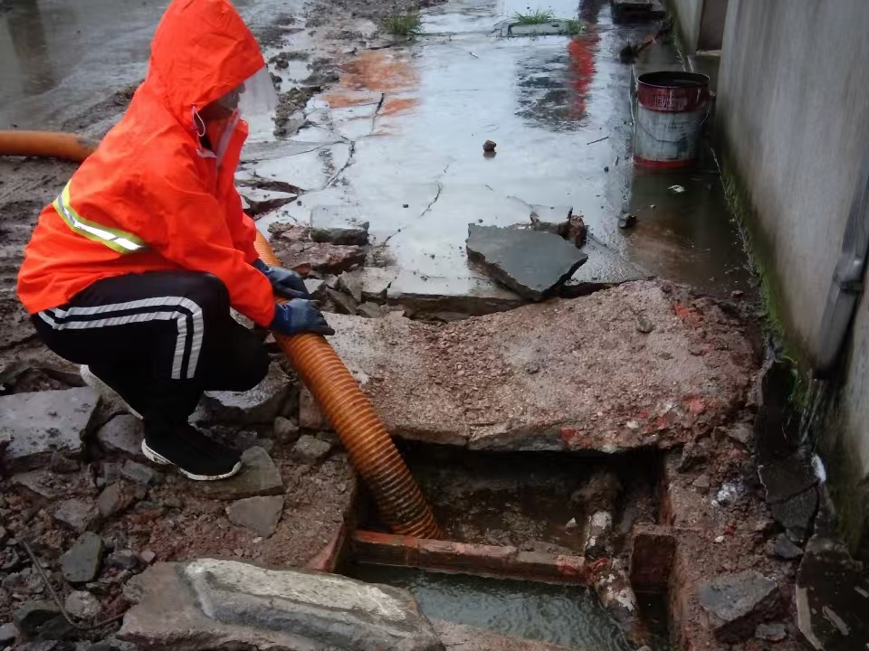 回民专业清理污水池 炜誉市政以规范流程守护城市 “肠道”